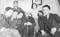 Historisches Gruppenfoto von Lehrer Simon Grünewald mit Schülern im Jahr 1936.