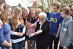 Schülerinnen und Schüler aus NRW kommen mit Zeitzeugin Erna de Vries in einem gefühlsintensiven erinnerungskulturellen Projekt ins Gespräch (Foto: Stefan Querl, Villa ten Hompel).