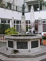Großaufnahme der Kindergedenkstätte Löwenbrunnen, ein Springbrunnen mit einer Löwenfigur auf der Spitze.