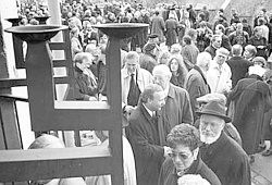 Eröffnung des Aktiven Museums Südwestfalen im Jahr 1996. Schwarz-weiß Aufnahme mit einer großen Zahl an Besuchern, überwiegend ältere Menschen.